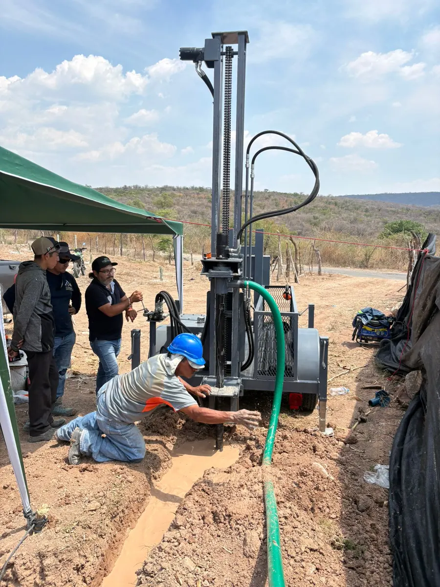 Cuadrilla de MexPerforaciones instalando equipo de perforación