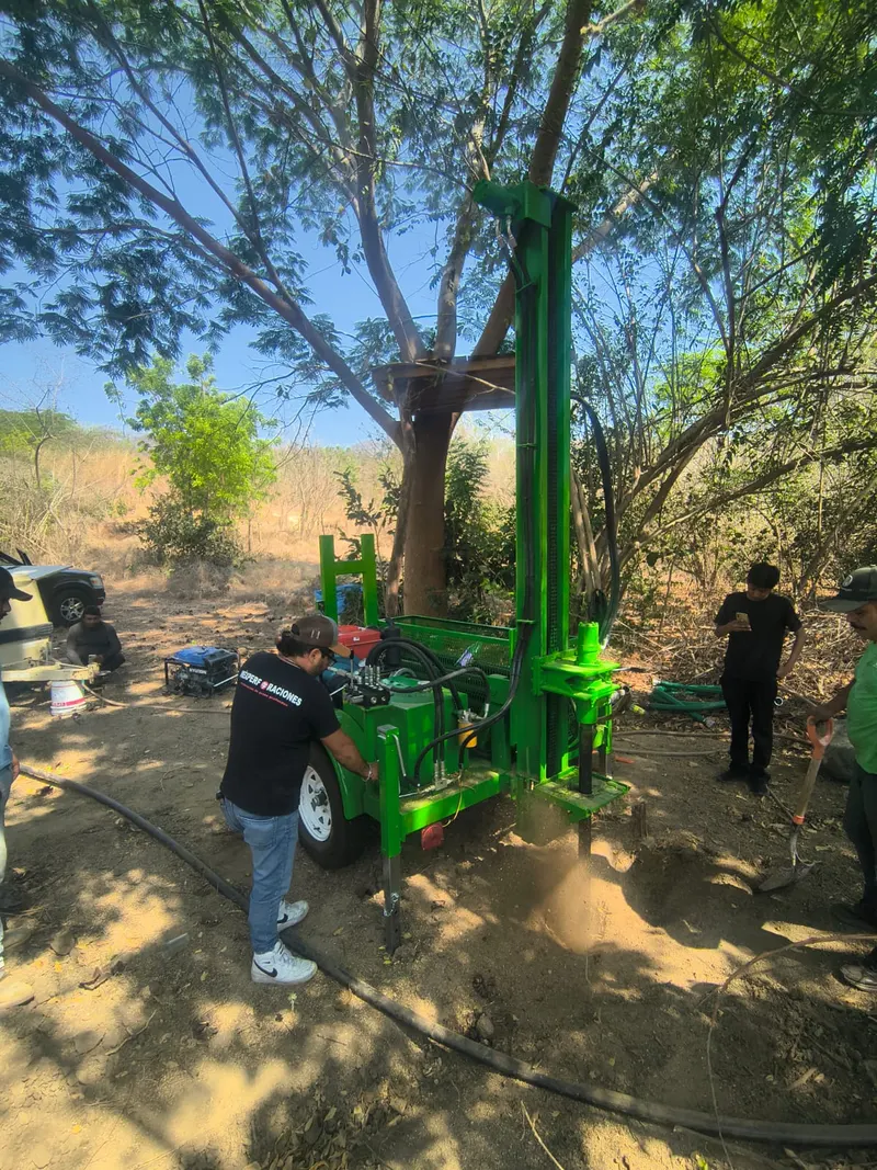 Perforadora trabajando entre árboles