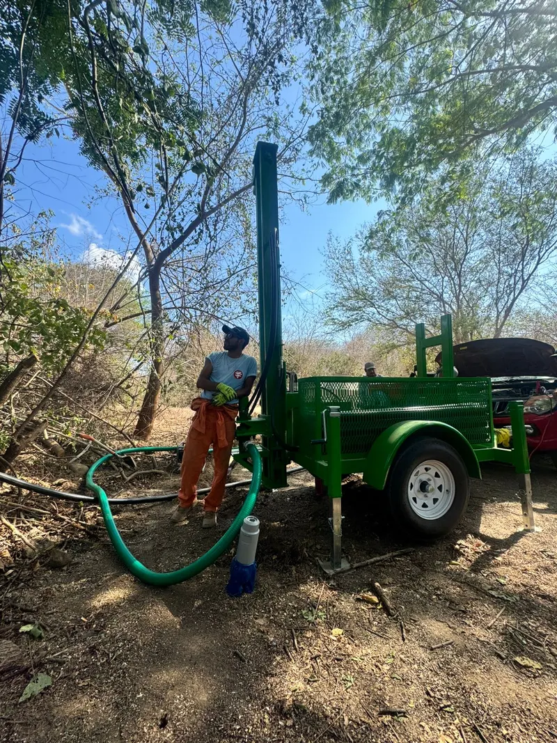 Perforadora en terreno de monte