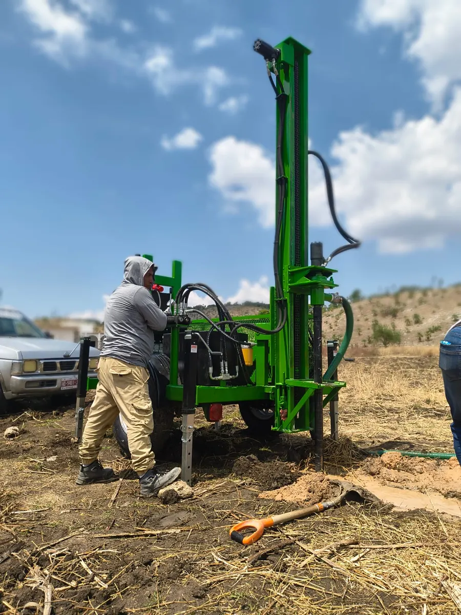 Operador perforando un pozo de agua