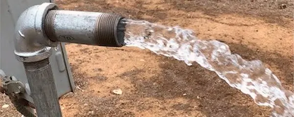 Descarga de agua en prueba de bombeo